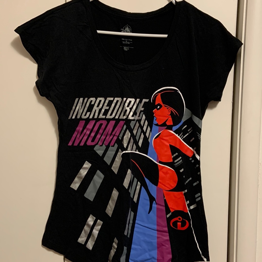Comfortable short sleeved t-shirt that says "incredible mom" .